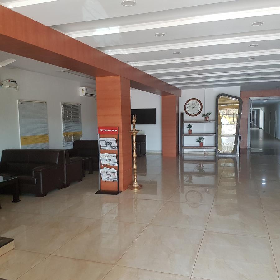 ホテル Surag Residency Tiruchirappalli エクステリア 写真